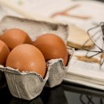 eieren zijn voeding met veel eiwitten in een eierdoos in de keuken