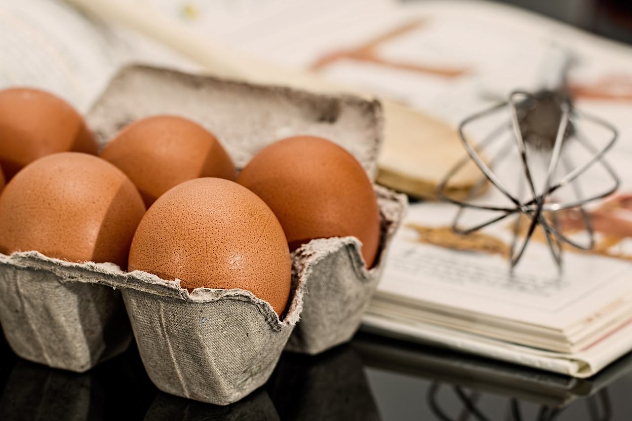 eieren zijn voeding met veel eiwitten in een eierdoos in de keuken