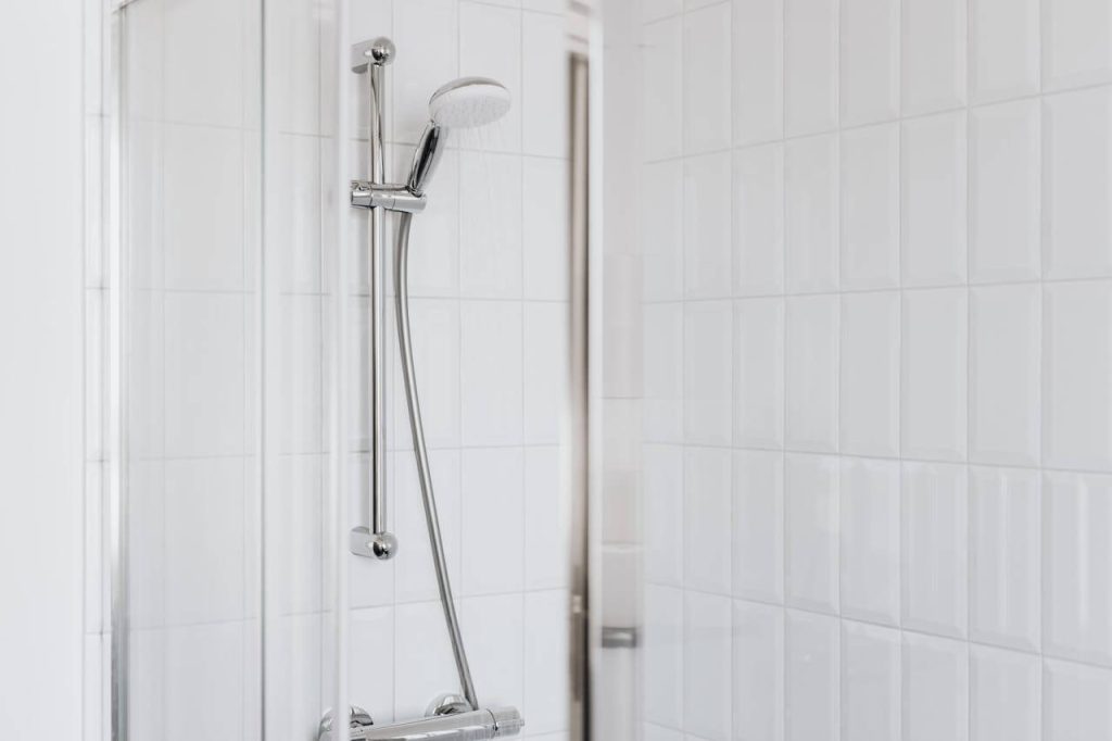 Douche met koud stromend water