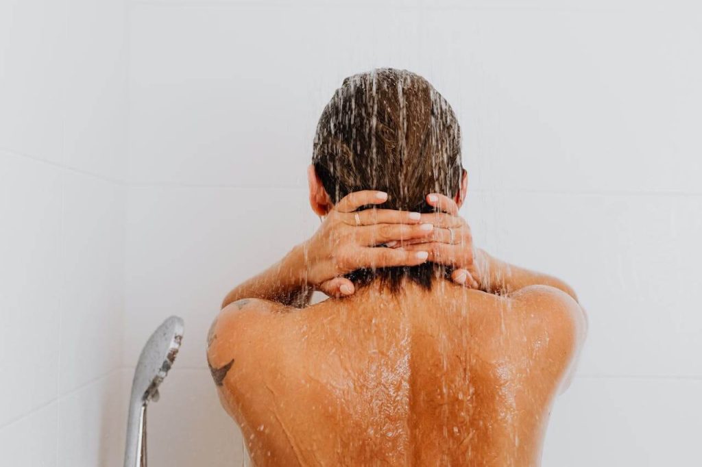vrouw is koud aan het douchen