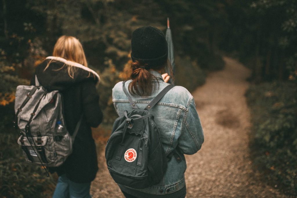 Twee vriendinnen samen wandelen om af te vallen