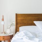 Buikspieroefeningen in bed doen met deze 5 oefeningen van DailyFit