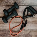 thuis fitnessen met dumbbells en weerstandsbanden