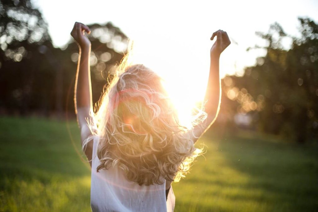 vrouw met vitamine d-tekort gaat de zon in