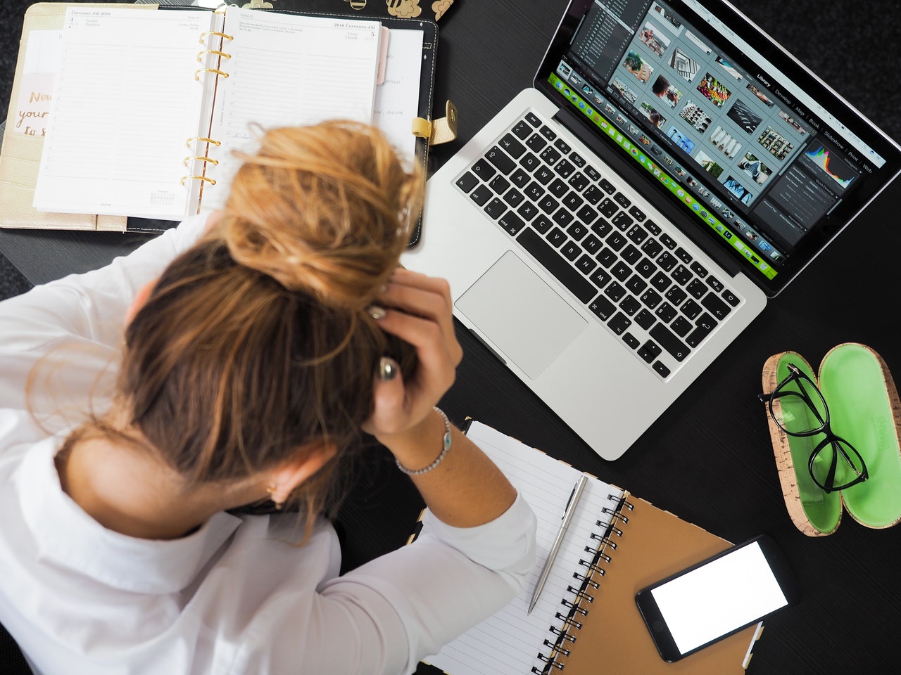 aankomen door stress door een vrouw achter een laptop