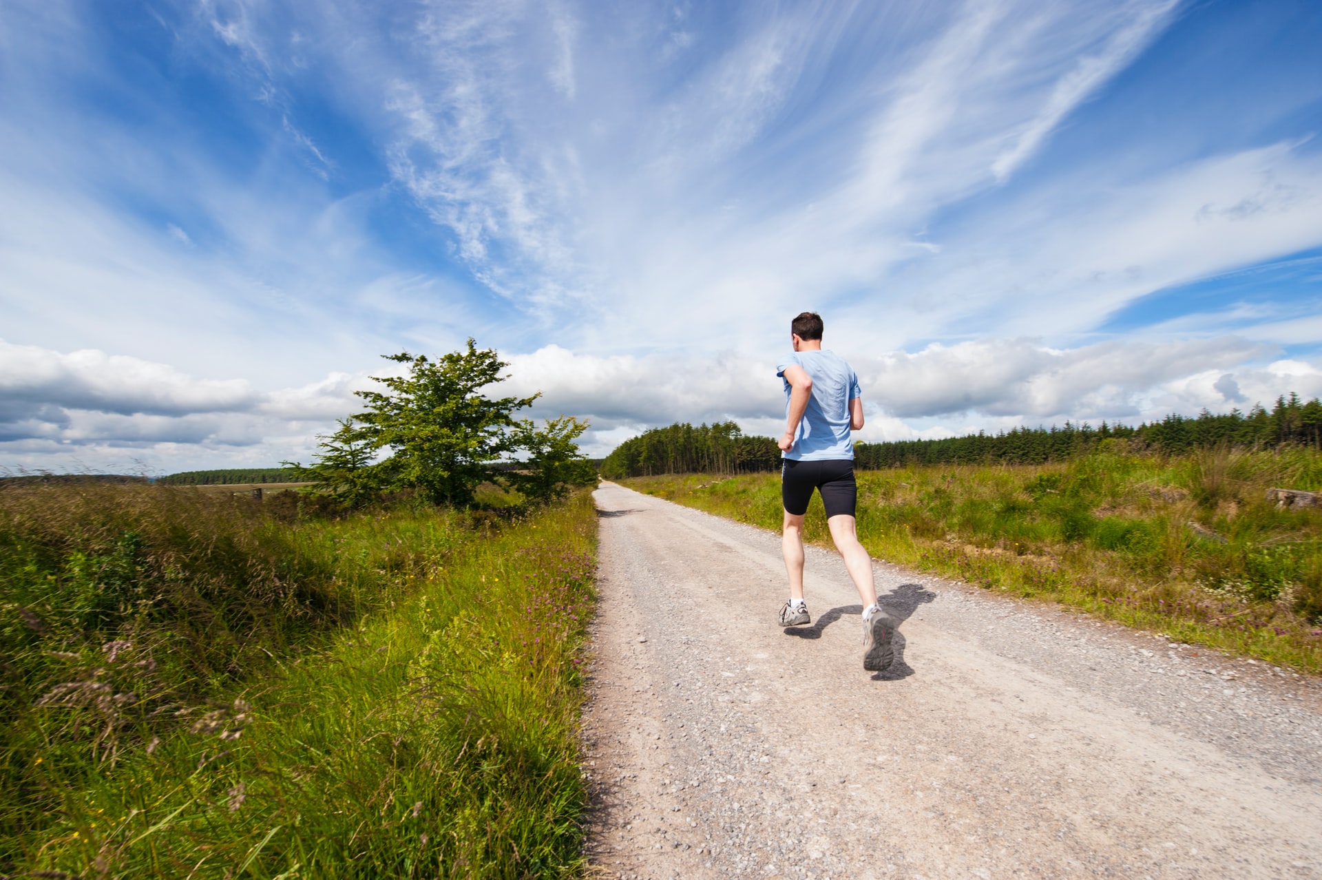 afstand meten hardlopen door een man op een onverharde weg