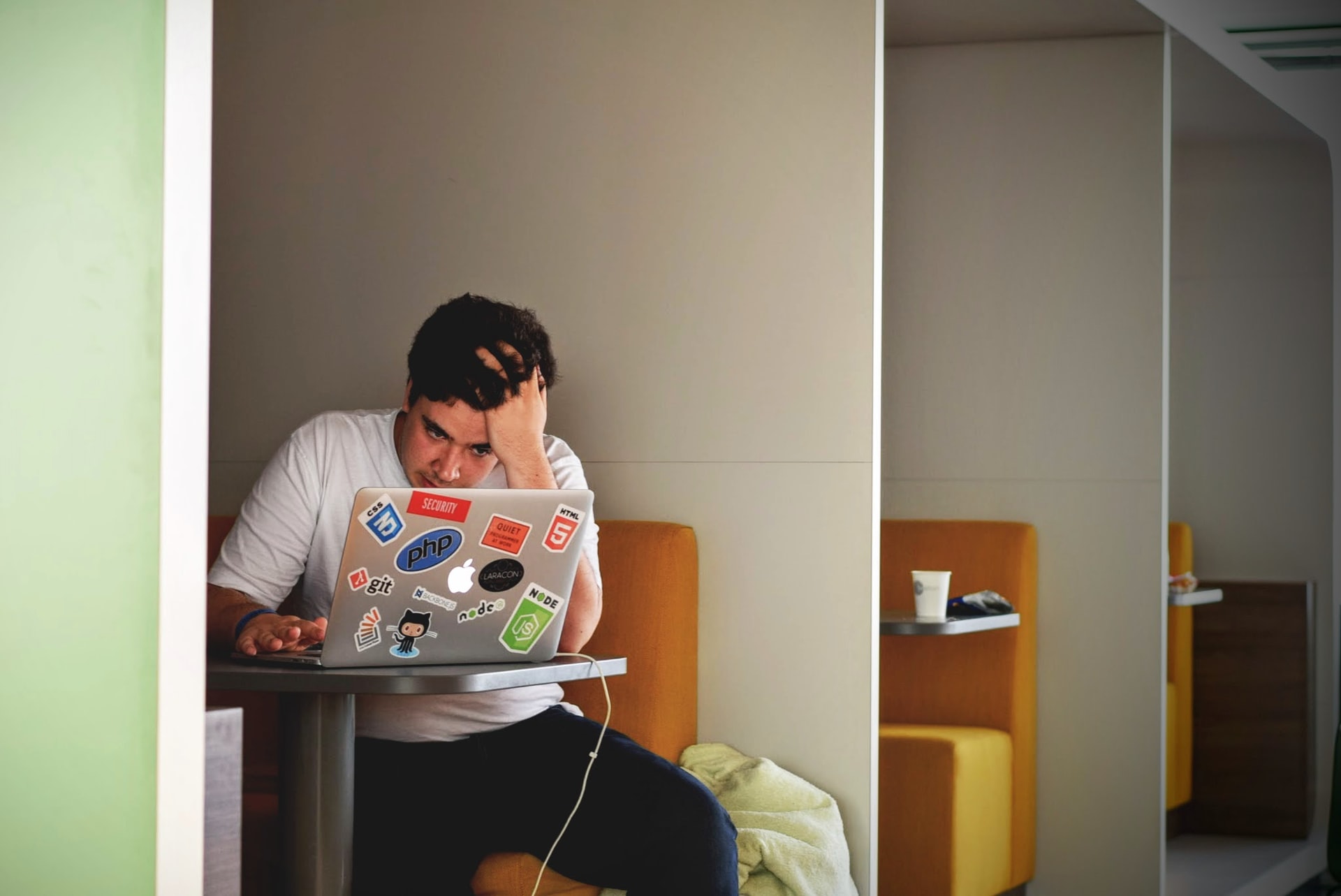 afvallen door stress door een man met een laptop