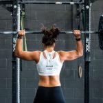 crossfit oefeningen met een barbell uitgevoerd door een vrouw in de sportschool