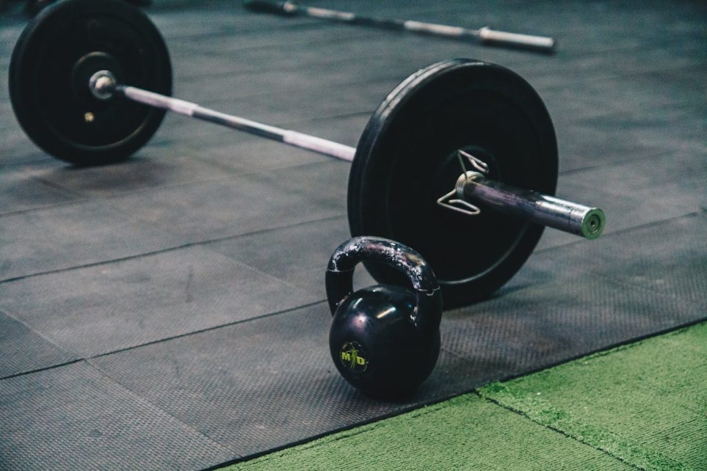 barbell en kettlebell in een sportschool