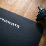 thuis trainen met een dumbbell en een yogamatje