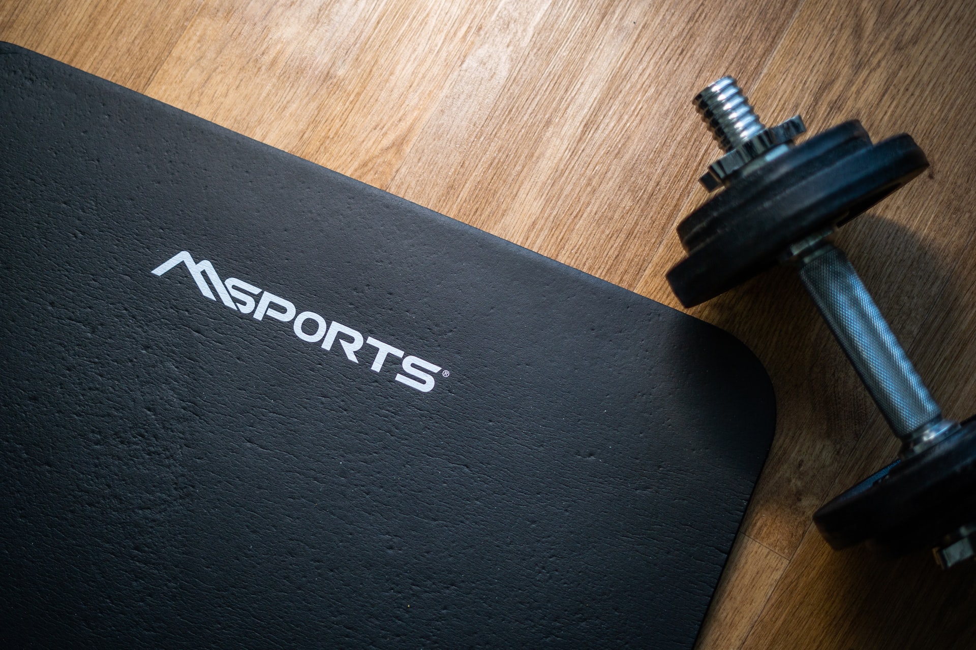 thuis trainen met een dumbbell en een yogamatje