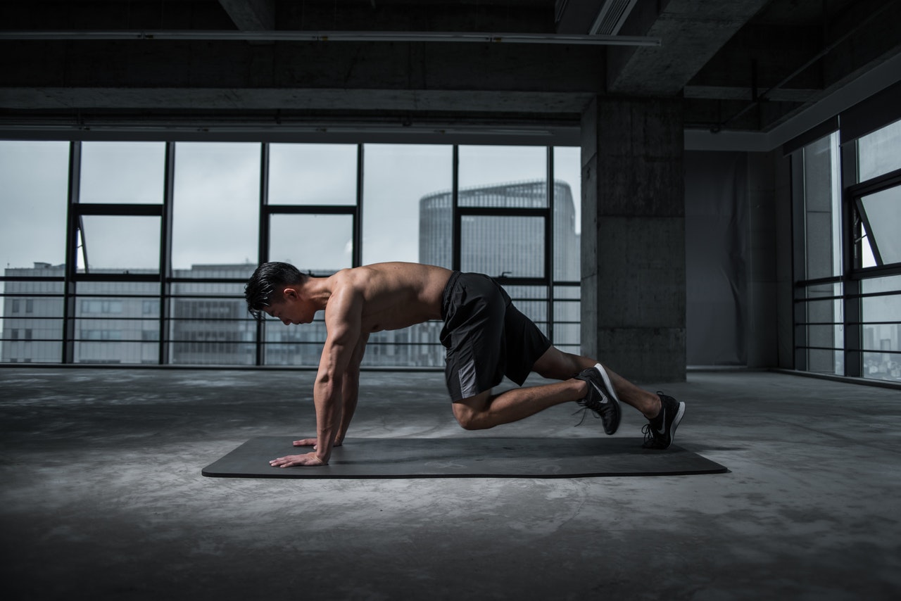 cardio oefeningen door een man zonder shirt in een open ruimte