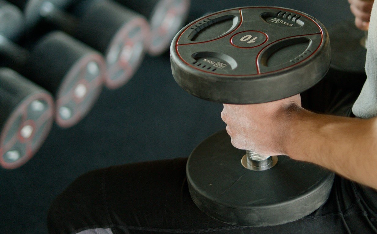 dumbbell press in de sportschool