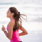 Interval training door een vrouw in een roze outfit