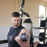 armspieren trainen met dumbbells in de sportschool