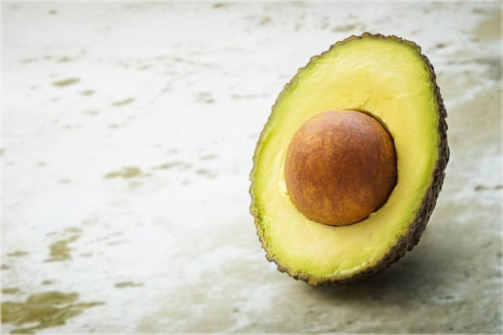Vooraanzicht van een halve avocado