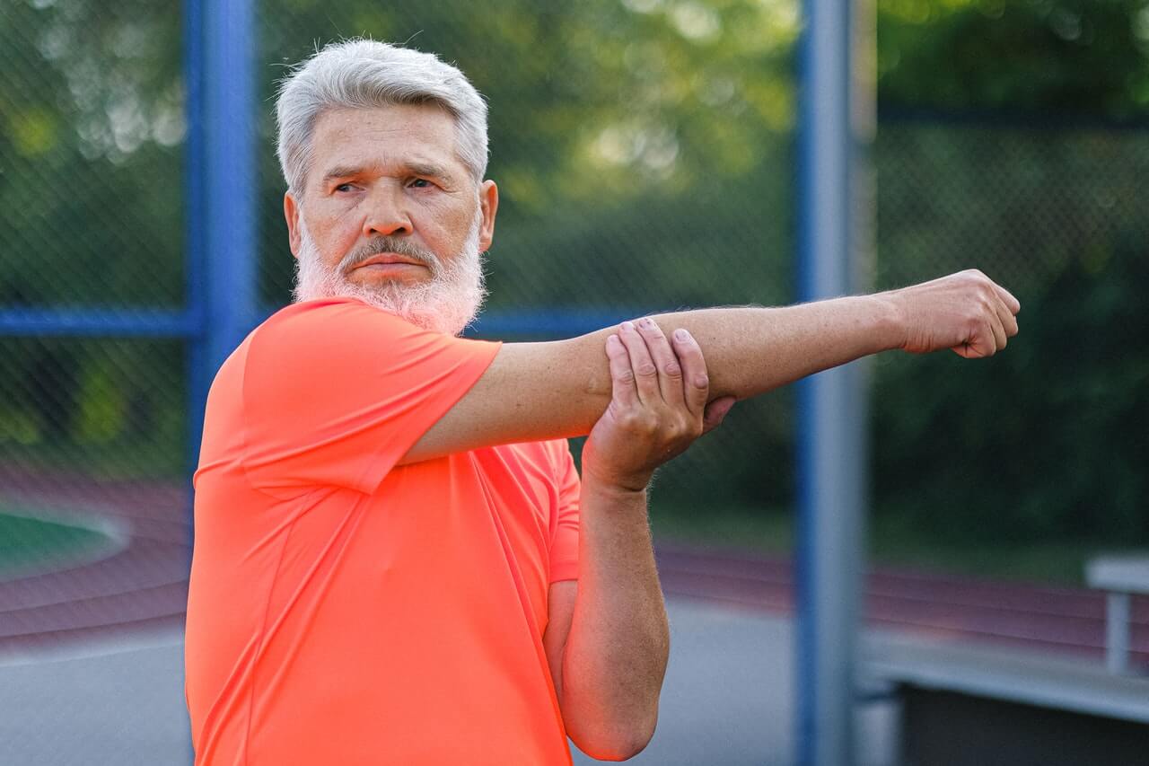 gezond ouder worden door een man met baard in een t-shirt