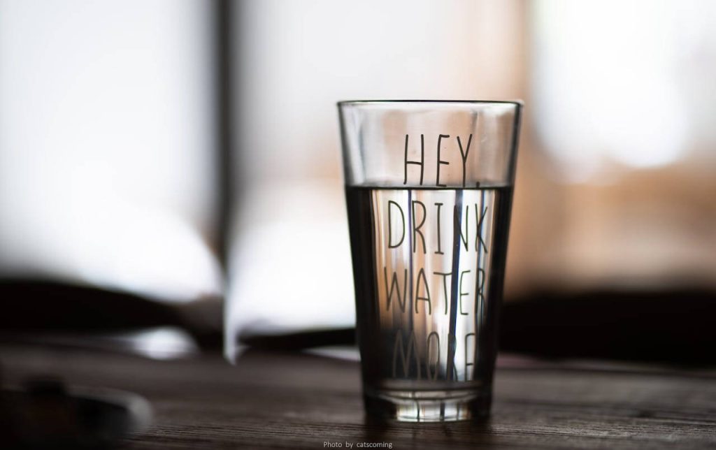 glas met water op een tafel