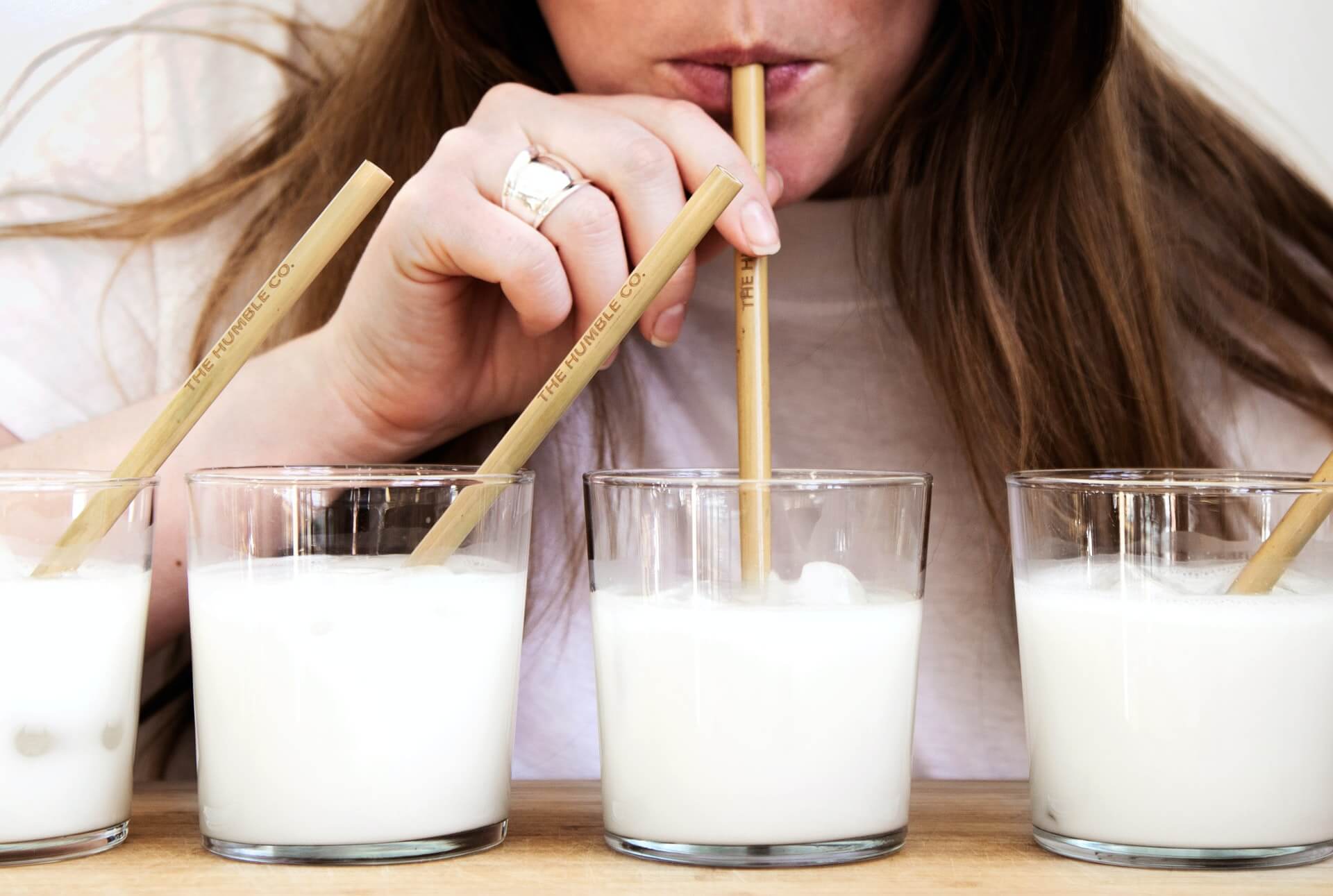 melkvervangers in een glas met rietje