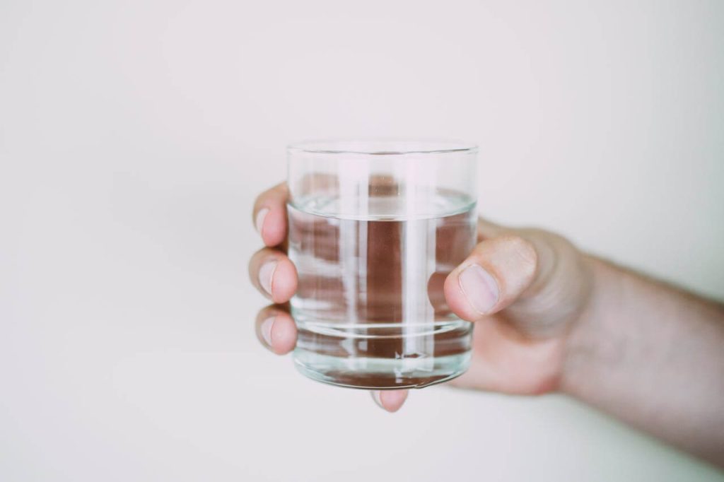 Hand met een glas water