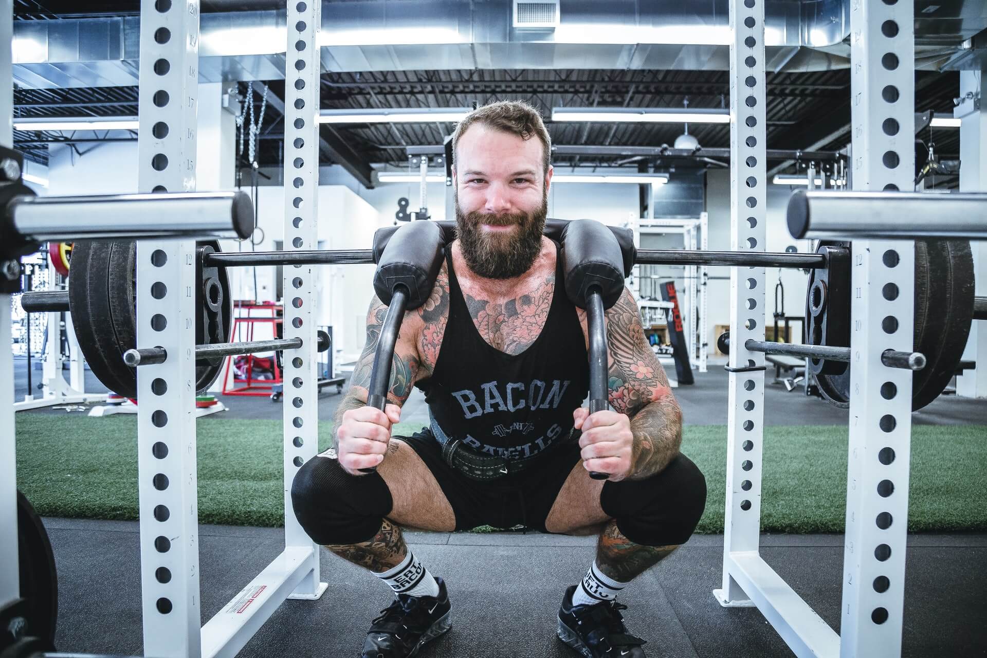 Safety bar squat door een man in de sportschool