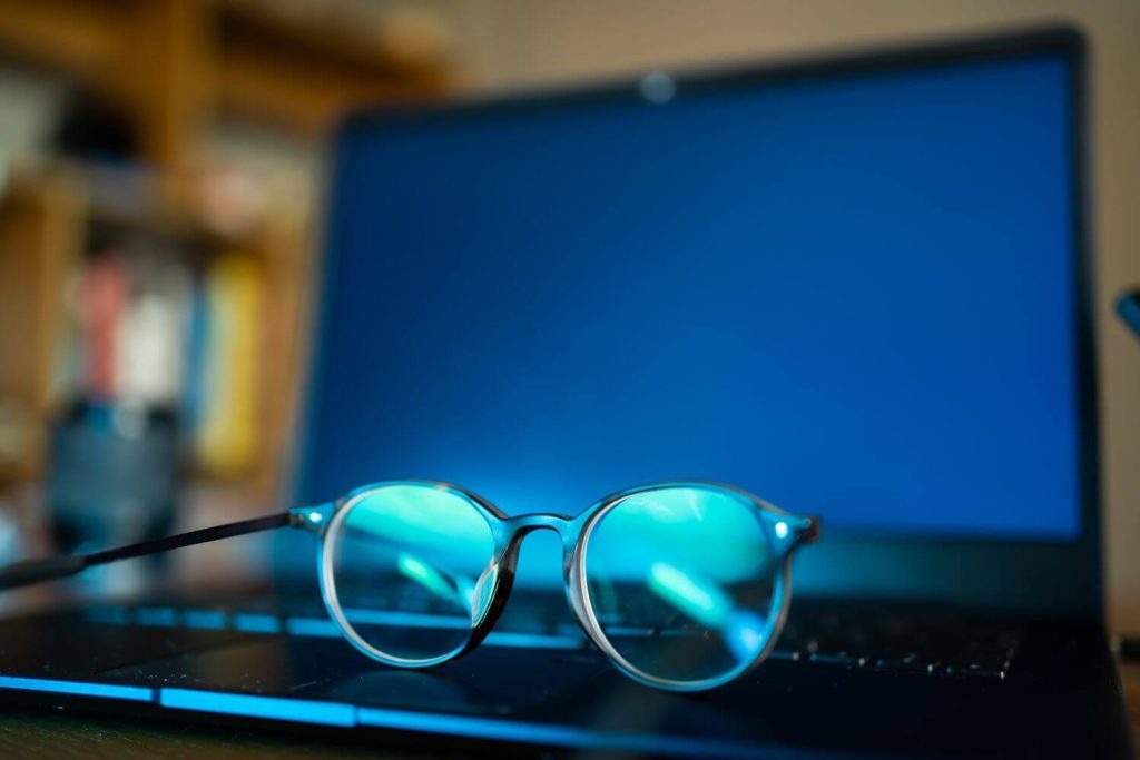 Laptop met een blauw licht bril