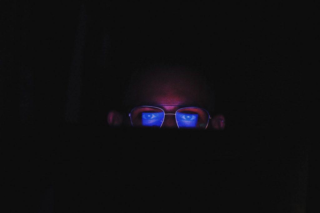 Blauw licht filter bril: onzin of effectief?