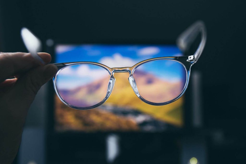 blauw licht filter bril wordt getoond voor een computerscherm