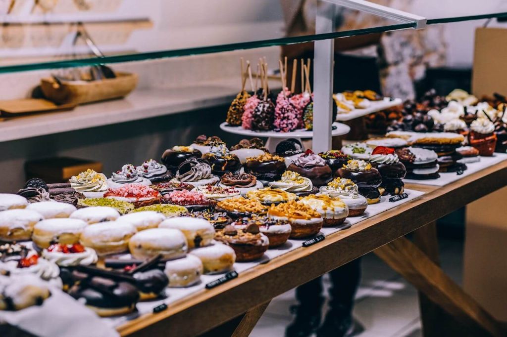 taartjes en cupcakes in een etalage zijn ultra bewerkt voedsel