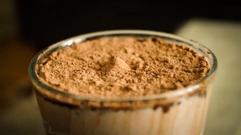 Glas met maaltijdshake gemaakt met cacao