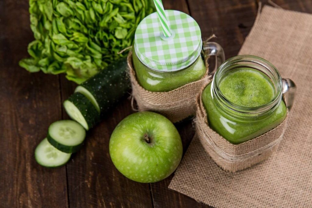 Groene maaltijdshake met appel en komkommer