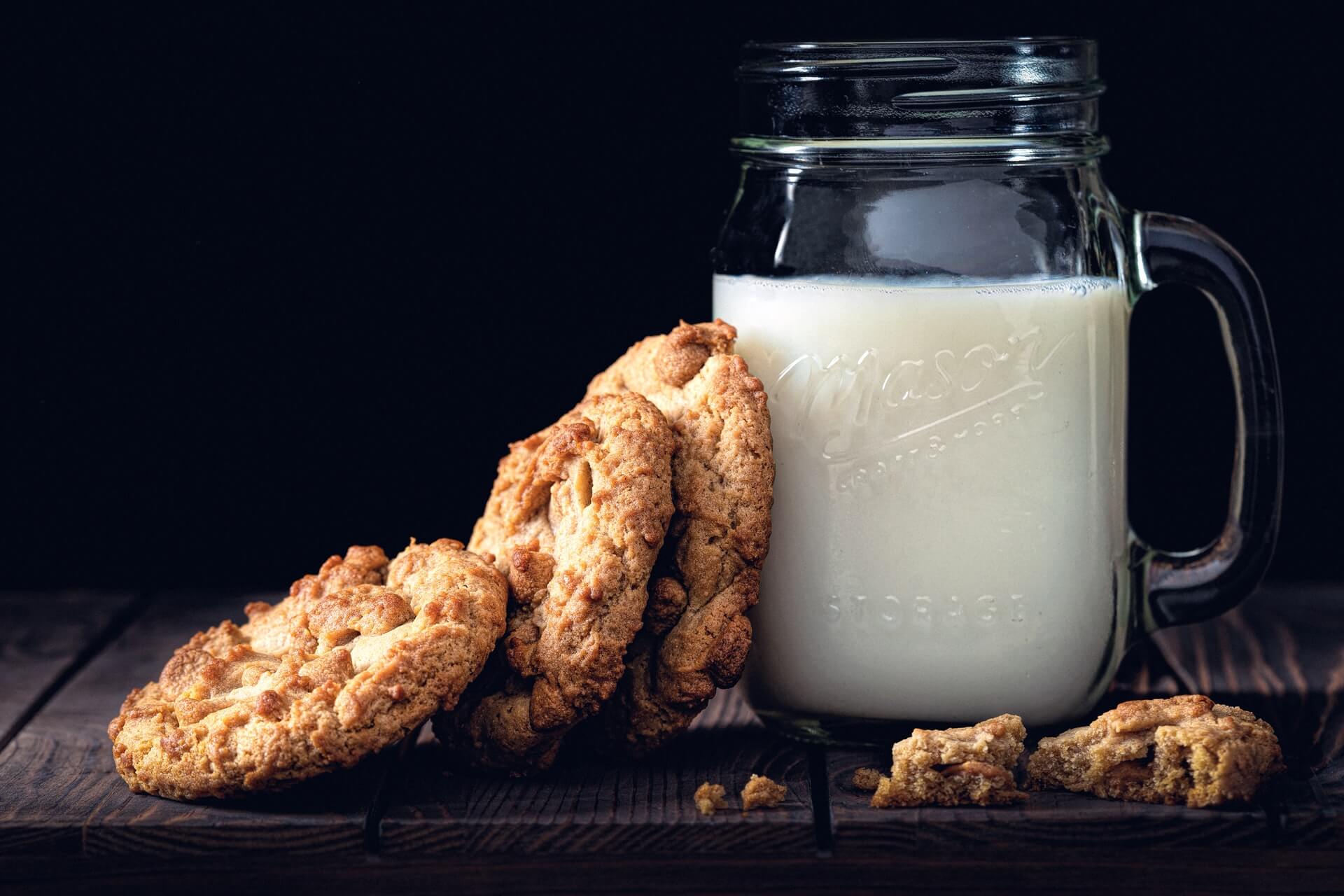 gezonde karnemelk met koekjes