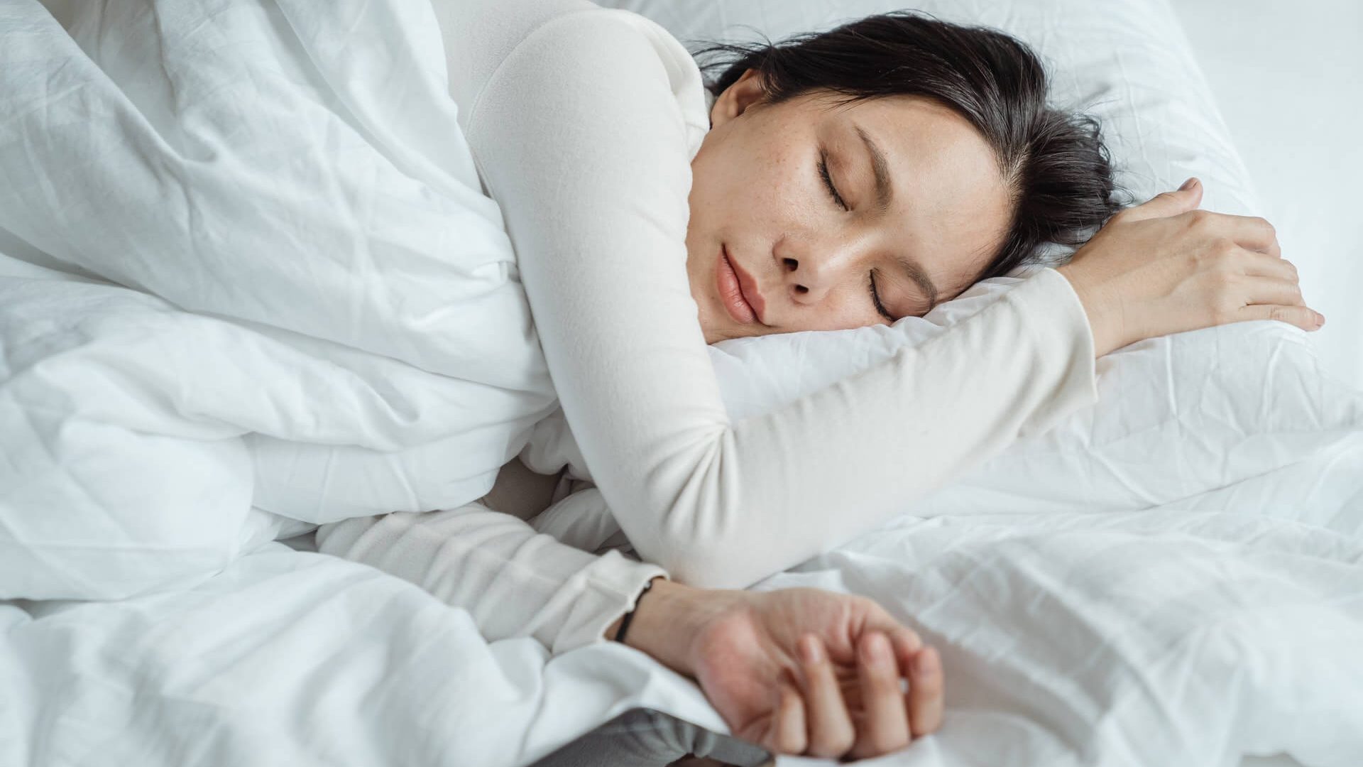 Vrouw die slaapt op haar zij