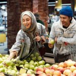 Stel heeft een gezonde boodschappenlijst en koopt appels