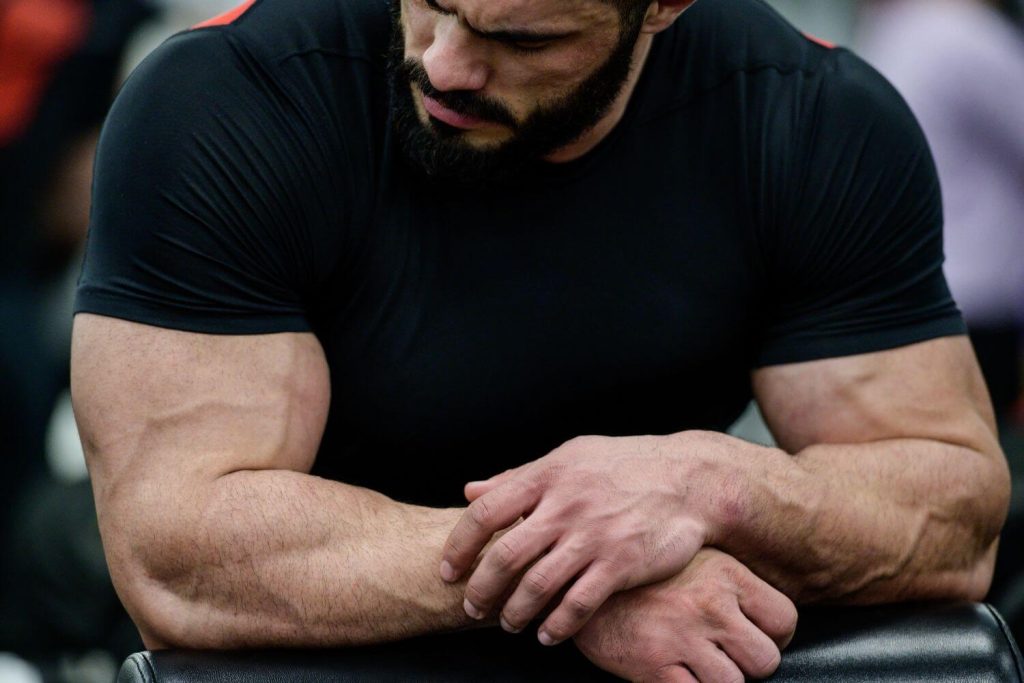 man in zwart t-shirt met hoog testosterongehalte