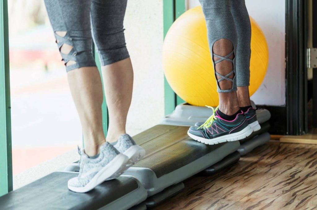 vrouwen doen standing calf raises