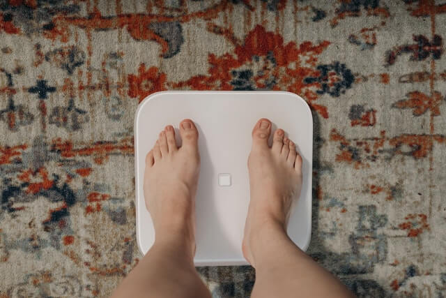 gezond aankomen in gewicht door een persoon op een weegschaal