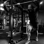 compound oefeningen in de vorm van squats door een man in de sportschool