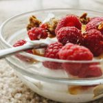 kwark of yoghurt in een kommetje met fruit