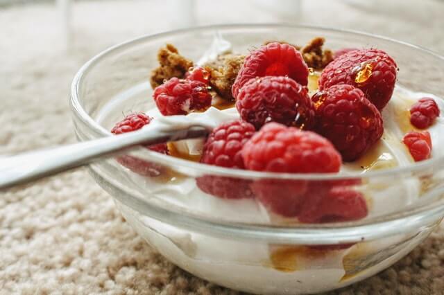 kwark of yoghurt in een kommetje met fruit