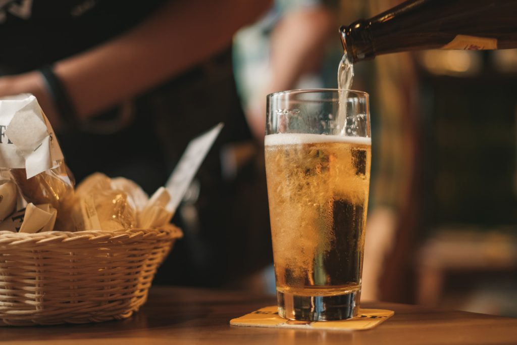 het vullen van een glas bier in een restaurant