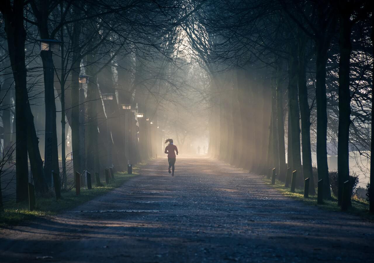 buiten sporten door een persoon in een bosrijke omgeving