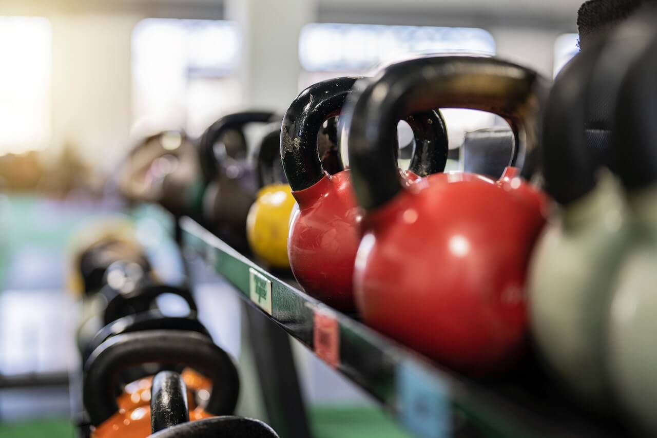 kettlebells in een sportschool