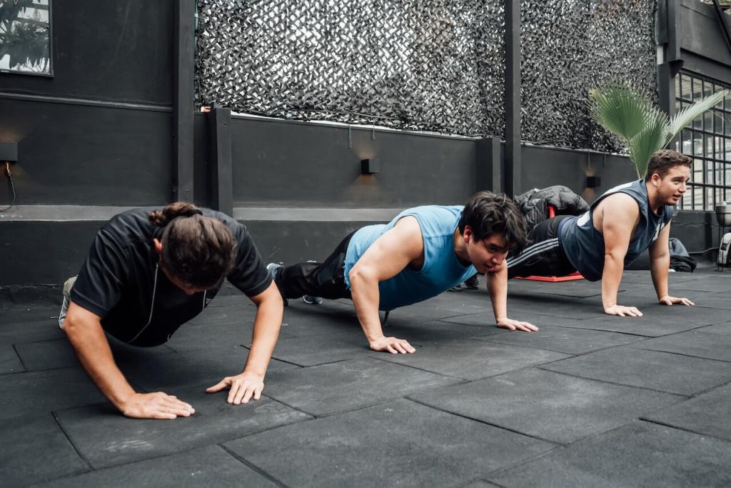vrienden samen aan het sporten in een sportschool