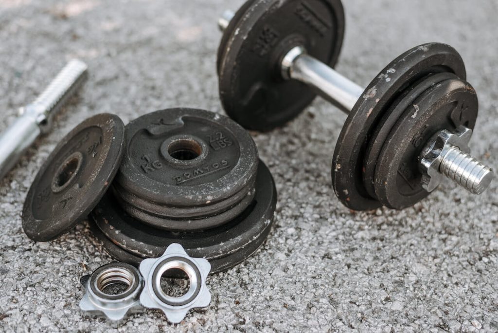 8 praktische tips om krachttraining te integreren in een drukke levensstijl