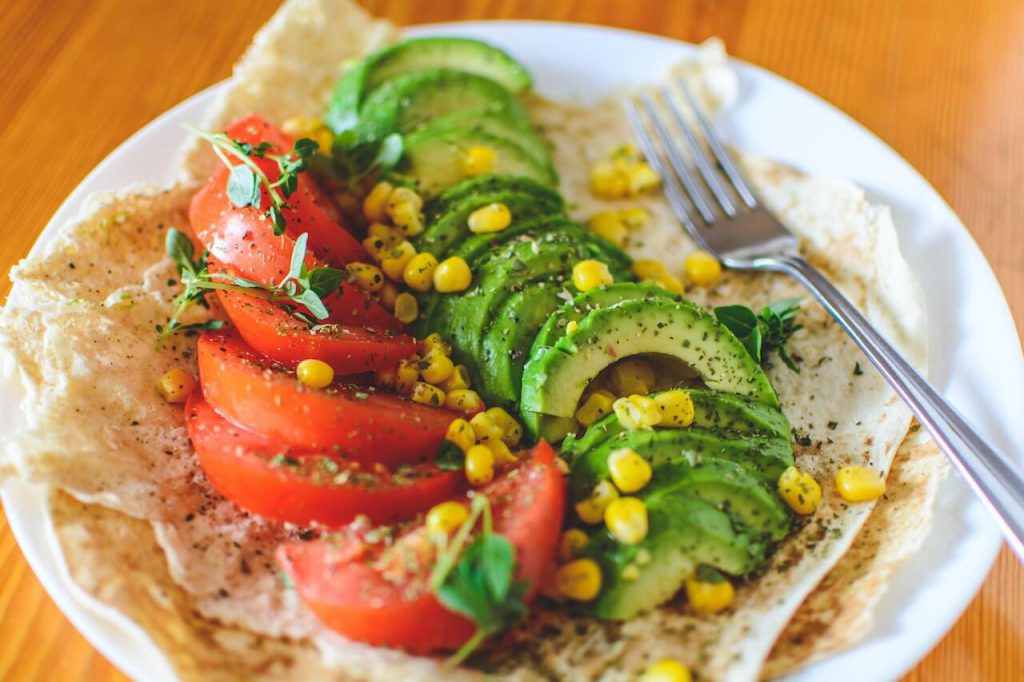Gezonde wrap met avocado en tomaat voor na het sporten