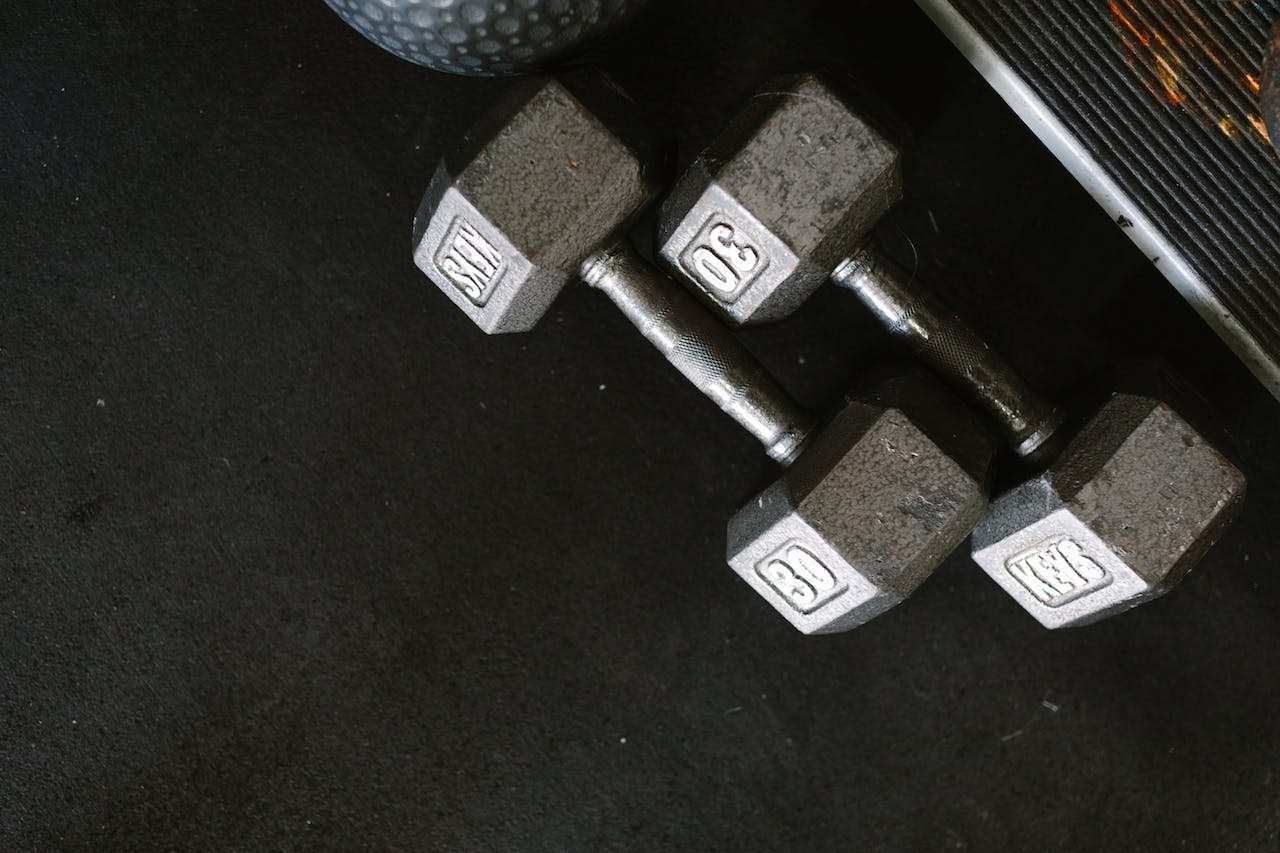 dumbbells voor een decline dumbbell press
