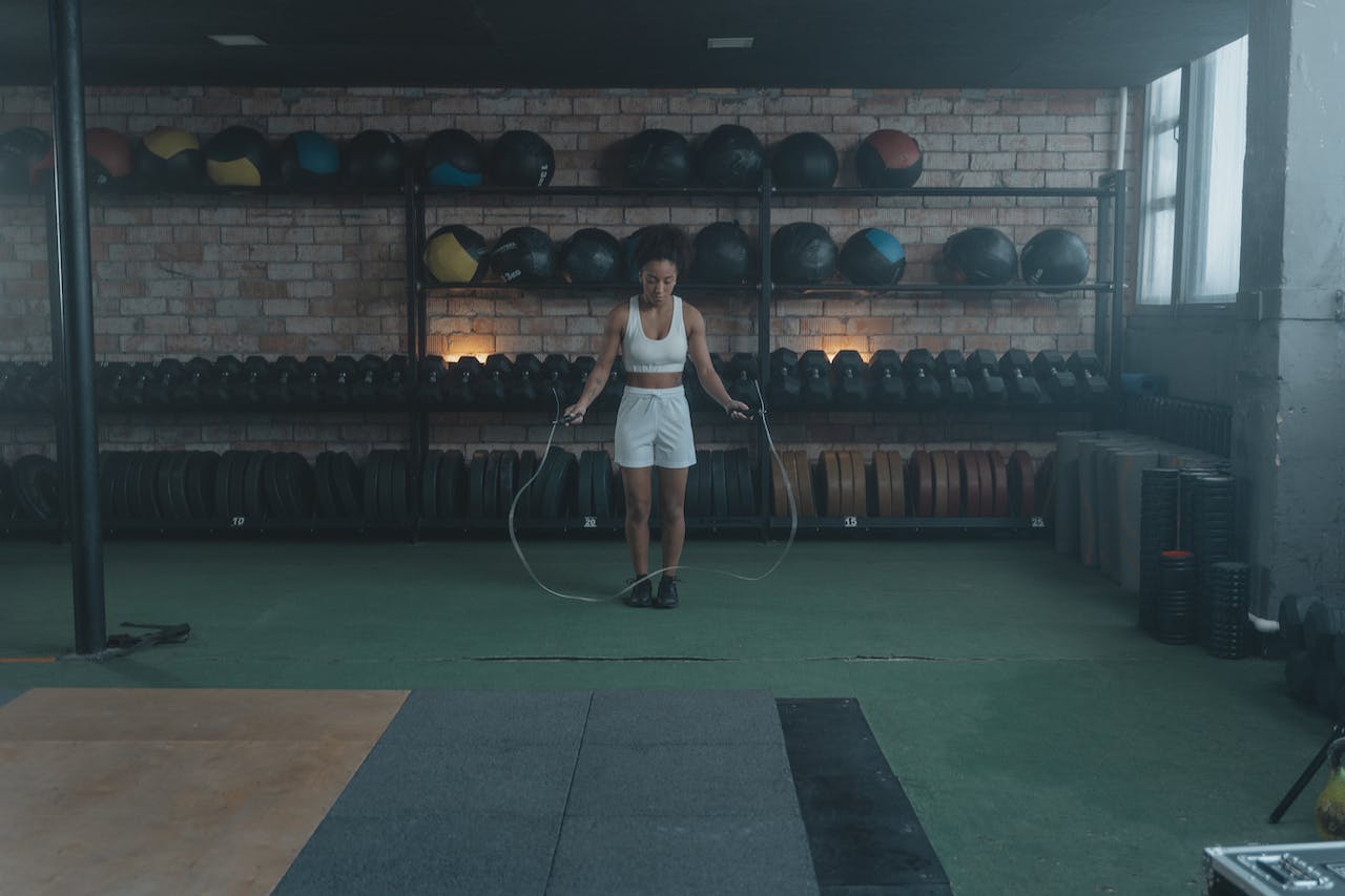 touwtje springen met schema in een sportschool door een persoon met witte sportkleding