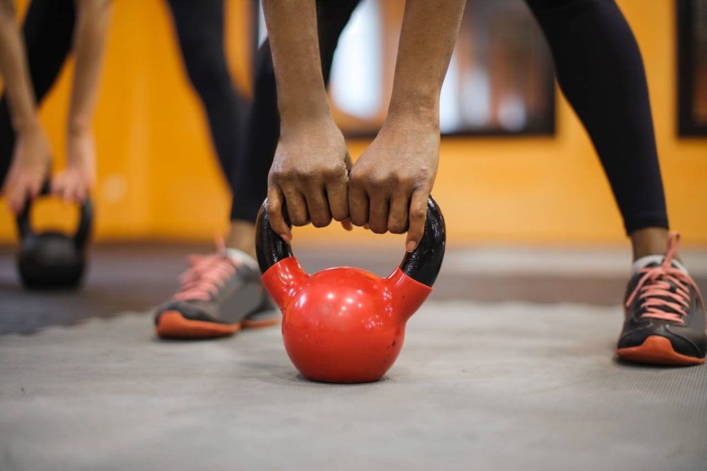 WOD training met een rode kettlebell