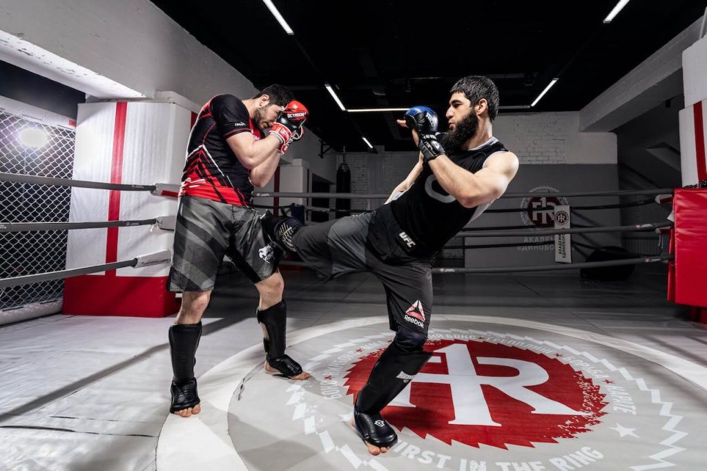 Kickboks scheenbeschermers gedragen tijden kickboksen in training